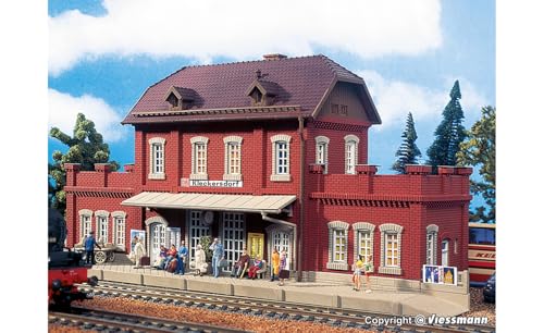 Vollmer Bahnhof Kleckersdorf H0 Modellbausatz für Kinder, Fantasie-Spieler, unisex, 310x103x135 mm (H0 scale) Vollmer Bahnhof Kleckersdorf H0 Modellbausatz für Kinder, Fantasie-Spieler, unisex, 310x103x135 mm (H0 scale) von Vollmer