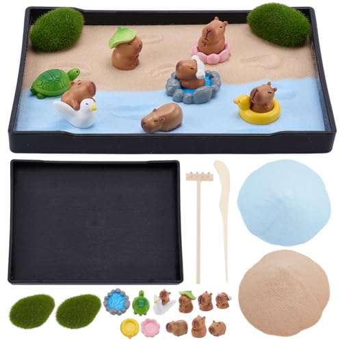 WEBEEDY Capybara Zen Garten Set Für Den Schreibtisch Mini Desktop Sandbox Kit Lustiges Tischdeko Mit Capybara Figuren Moose Und Sand Für Das Home Office Geschenk 21x15.7cm von WEBEEDY