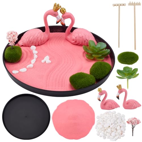 WEBEEDY Mini Zen Garten Set mit Flamingo Für Das Büro Zu Hause Schreibtisch Mini Sandkasten Set Mit Rosa Sand Für Meditation Tischspiel Sandbox Zubehör Set Niedliche Flamingo Dekoration 22.6cm WEBEEDY Mini Zen Garten Set mit Flamingo Für Das Büro Zu Hause Schreibtisch Mini Sandkasten Set Mit Rosa Sand Für Meditation Tischspiel Sandbox Zubehör Set Niedliche Flamingo Dekoration 22.6cm von WEBEEDY