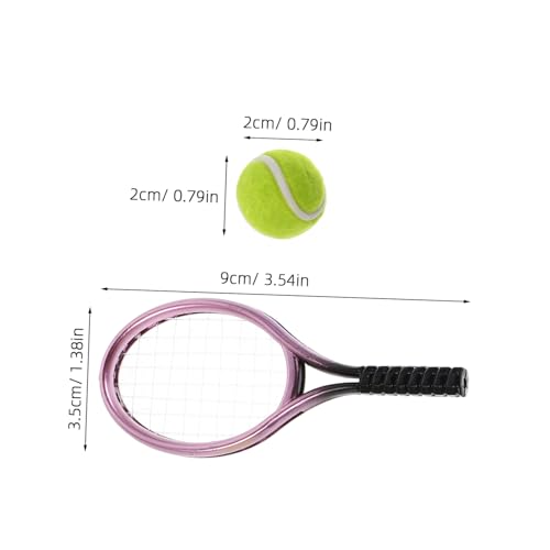 WEKAMOS 2 Satz Mini Tennisrackets mit Bällen für Puppenhaus Detailgetreues Miniatur-sportzubehör Leichte Spielzeugschläger für Dekoration und Rollenspiel-Accessoire WEKAMOS 2 Satz Mini Tennisrackets mit Bällen für Puppenhaus Detailgetreues Miniatur-sportzubehör Leichte Spielzeugschläger für Dekoration und Rollenspiel-Accessoire von WEKAMOS