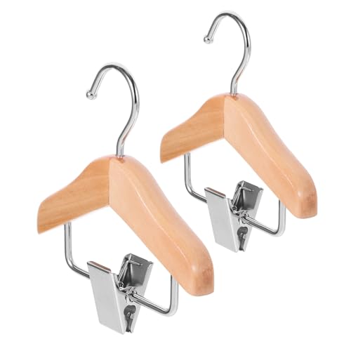 WEKAMOS 2 Stück Mini Holz Kleiderbügel für Puppenkleidung aus Metall und Holz Kleine Stabile Puppenkleiderbügel für Puppen Praktisches Puppenzubehör für Puppenschrank und Spielzimmer von WEKAMOS