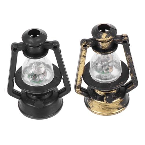 WEKAMOS 2Stücke Kerosinlampe für Puppenhaus Retro LED Modell Realistische Öl Lampe für Puppenmöbel Kreatives Deko Zubehör für Sammler Hochwertige Handwerkskunst WEKAMOS 2Stücke Kerosinlampe für Puppenhaus Retro LED Modell Realistische Öl Lampe für Puppenmöbel Kreatives Deko Zubehör für Sammler Hochwertige Handwerkskunst von WEKAMOS