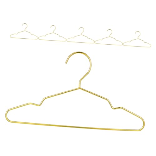 WEKAMOS 6 Stück Goldene Mini Kleiderbügel für Puppenhaus Leichte Praktische Puppenbügel für Puppenkleidung Platzsparend und Tragbar Speziell für Puppenoutfits und Zubehör von WEKAMOS