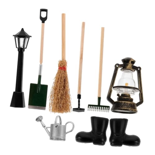 WEKAMOS 8 Stück Puppenhaus Zubehör mit Hacke Schaufel Rechen Lampen Gießkanne Besen Stiefel für Detailreiche Puppenhaus Garten Dekoration WEKAMOS 8 Stück Puppenhaus Zubehör mit Hacke Schaufel Rechen Lampen Gießkanne Besen Stiefel für Detailreiche Puppenhaus Garten Dekoration von WEKAMOS