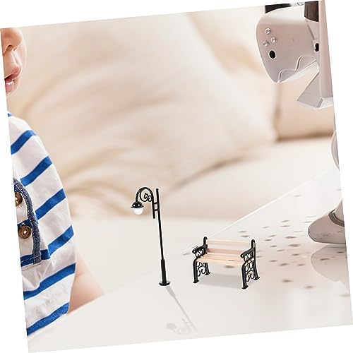 WEKAMOS Miniatur mit Metall Straßenlaterne und Holzleisten Sitzfläche Mini Garten Dekoration für Puppenhaus Micro Landschaft Ornament Indoor Outdoor Miniaturmöbel von WEKAMOS