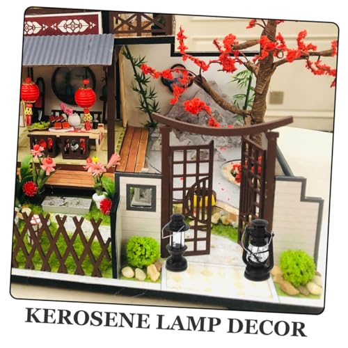 WESIEVYA 4 Stück Teiliges Miniatur Retro Kerosinlampen Dollhouse Vintage Öllaternen Langlebige Materialien Warmes Licht für Puppenhaus Szenen und Festdekorationsornamente WESIEVYA 4 Stück Teiliges Miniatur Retro Kerosinlampen Dollhouse Vintage Öllaternen Langlebige Materialien Warmes Licht für Puppenhaus Szenen und Festdekorationsornamente von WESIEVYA