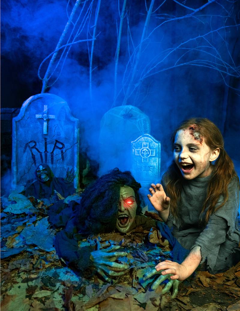 Sprechende Hexe mit Leuchtaugen Halloween-Bodendekoration grau 90cm von WIDMANN