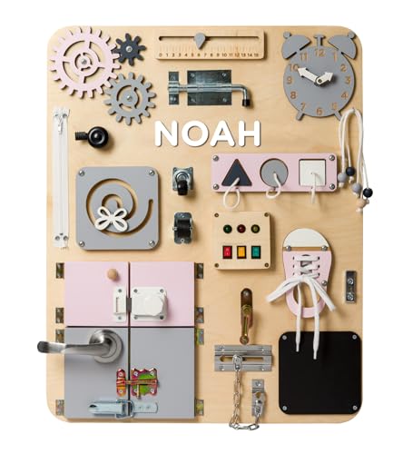 WOOBIBOO Personalisierte Montessori Busy Board Plus - Activity Board aus Holz für Kinder ab 1 Jahr, Lernspielzeug zur Förderung der Motorik und Kreativität, Geschenk mit Namensgravur von WOOBIBOO