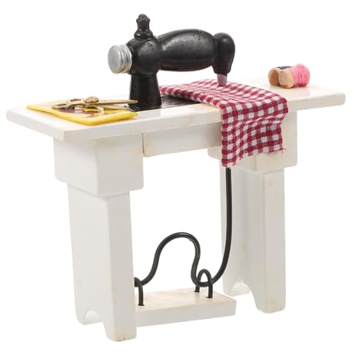 WOONEKY Mini Nähmaschine Puppenhaus Deko Vintage Stil Miniaturmöbel Realistische Puppenhaus Zubehör für Kreative Spielszene Stabil Langlebig aus Harz WOONEKY Mini Nähmaschine Puppenhaus Deko Vintage Stil Miniaturmöbel Realistische Puppenhaus Zubehör für Kreative Spielszene Stabil Langlebig aus Harz von WOONEKY