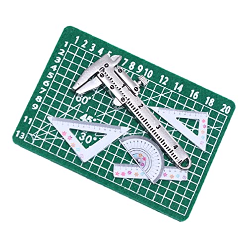 WOONEKY Miniatur Metall Messschieber Modell mit Schneidematte Puppenhaus Dekoration Schulzubehör für Puppen Simulation Lineal DIY Bastelset für Bjd und Puppen WOONEKY Miniatur Metall Messschieber Modell mit Schneidematte Puppenhaus Dekoration Schulzubehör für Puppen Simulation Lineal DIY Bastelset für Bjd und Puppen von WOONEKY