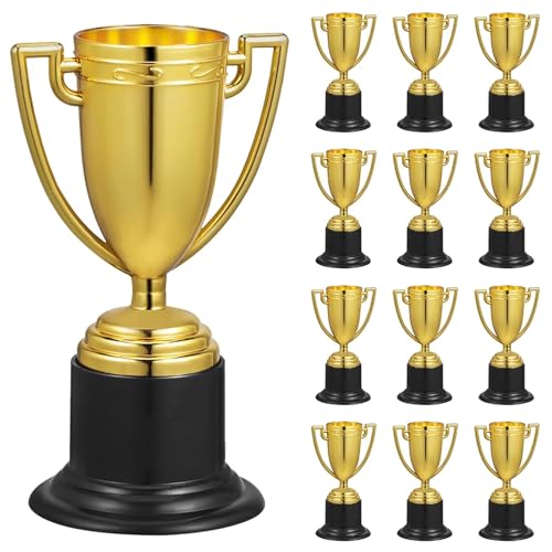 24 stücke Kleine Trophäe Wettbewerb Trophäen Award Tasse Kunststoff Belohnung Fußball Gewinner Medaille Auszeichnungen Für Kinder von WSQHAO