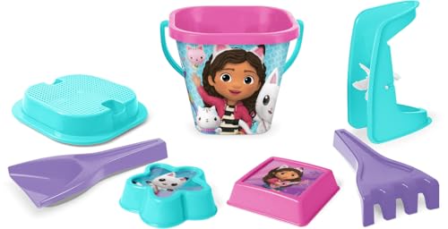 Wader 82142 - Gabbys Dollhouse Sandspielzeug Set mit 2 L Eimer, Sandmühle, Sieb, Schaufel, Rechen und Zwei Sandformen, 7-teilig, für Kinder ab 12 Monaten, als Geschenk für kreatives Spielen von Wader