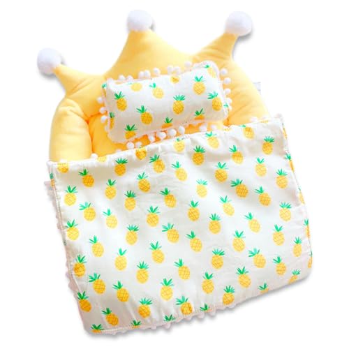 Puppenhausbett, Puppenbett, niedliches Kronenformspielzeug mit Ananasmusterkissen und Decke für 20 cm Puppe, Puppenhauszubehör von Whyzsjnclg
