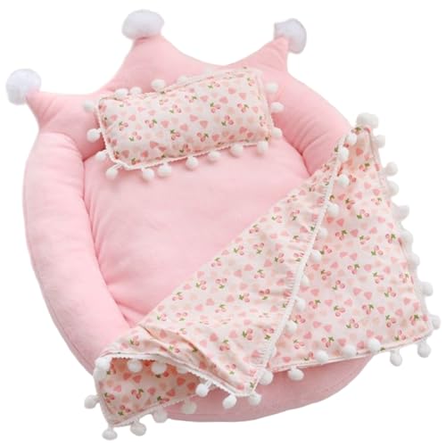 Puppenhausbett, Puppenbett, niedliches Kronenformspielzeug mit Kirschmusterkissen und Decke für 20 cm Puppe, Puppenhauszubehör Puppenhausbett, Puppenbett, niedliches Kronenformspielzeug mit Kirschmusterkissen und Decke für 20 cm Puppe, Puppenhauszubehör von Whyzsjnclg