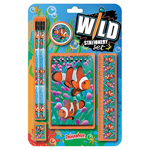 Wild Stationery Set - Clown Fisch von Deluxebase. Diese niedlichen Stationären Schulsets für Jungen enthalten 2 Bleistifte, Radiergummi, Spitzer, Lineal und Notizbuch von Deluxebase
