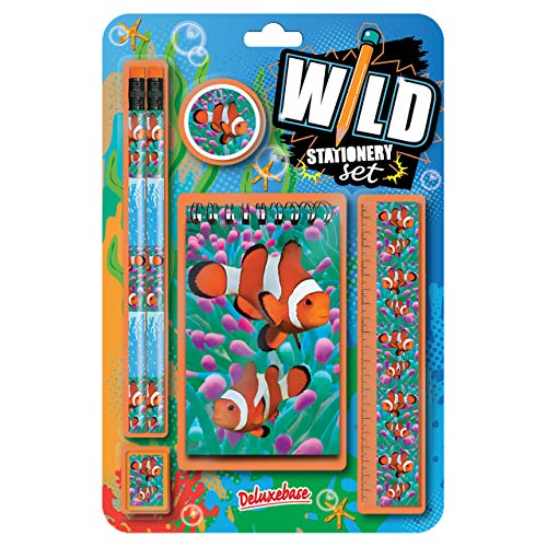 Deluxebase Wild Stationery Set – Clownfische. Diese lustigen Schulbedarf-Sets für Mädchen und Jungen enthalten 2 Bleistifte, einen Radiergummi, einen Spitzer, EIN Lineal und EIN Notizbuch von Wild Stationery