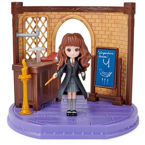 Wizarding World Harry Potter - Hogwarts Zauberkunst Klassenzimmer Spielset mit exklusiver Hermine Granger Sammelfigur, Spielzeug für Kinder ab 5 Jahren, Fanartikel von Wizarding World