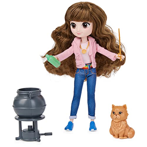 Wizarding World Harry Potter - Hermine Granger Puppe mit kämmbaren Haar, Geschenkset mit 2 Outfits und 5 Zubehörteilen, für Mädchen ab 5 Jahren Wizarding World Harry Potter - Hermine Granger Puppe mit kämmbaren Haar, Geschenkset mit 2 Outfits und 5 Zubehörteilen, für Mädchen ab 5 Jahren von Wizarding World
