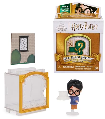 Wizarding World Harry Potter - Micro Magical Moments Überraschungs-Sammelfigur mit Setzkasten (2. Schuljahr in Hogwarts), ca. 3,8 cm groß, Spielzeug für Kinder ab 6 Jahren, Fanartikel (sortiert) von Wizarding World