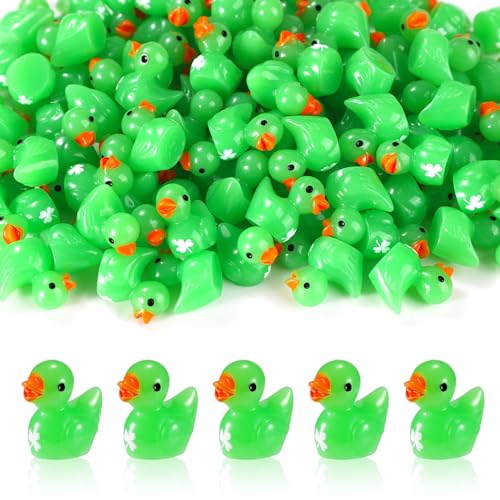 100St Mini Kunstharz Enten, St. Patrick's Day Kleine Enten Figuren Kleeblattmuster Miniatur Figuren Enten Mini Ente Harzz für Kunsthandwerk Puppenhaus Zuhause Geschenk Dekoration (Grün) von XIHIRCD