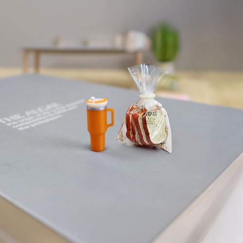 Miniatur-Trinkbecher & Toast-Set, realistische Puppenhaus-Miniaturen, Mini-Becher mit abnehmbarem Deckel und Strohhalm, 1/12 Maßstab Lebensmittel für Puppenhaus-Dekor (Orange) von XRI XURUOYI