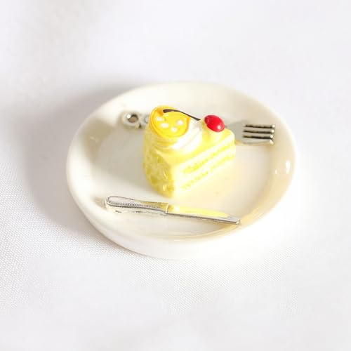 Realistisches Miniatur-Kuchen-Set (4-teilig): Teller, Gabel, Messer und Kuchen, Puppenhaus-Requisiten, perfekt für Bastelarbeiten und Puppenhaus-Szenen. (Zitronengelber Kuchen) von XRI XURUOYI
