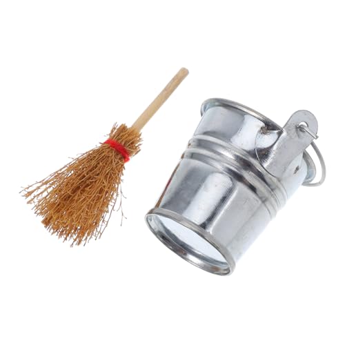 1Satz Besen Set mit Eiseneimer Puppenhaus Reinigungszubehör für Kreative Wohnszenen aus Robustem Material für DIY Projekte und Halloween Dekoration 1Satz Besen Set mit Eiseneimer Puppenhaus Reinigungszubehör für Kreative Wohnszenen aus Robustem Material für DIY Projekte und Halloween Dekoration von YARNOW