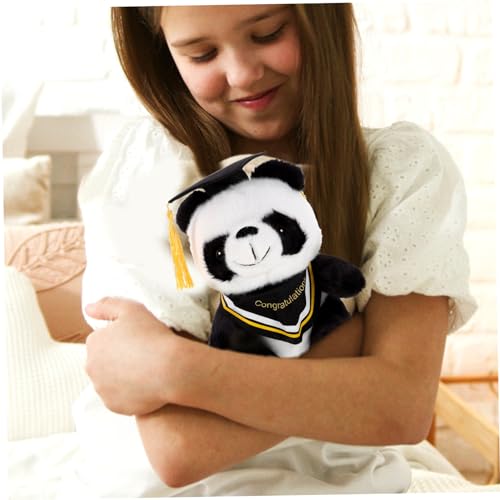 YARNOW Niedliches Plüsch Panda Stofftier mit Doktorhut und Kostüm Abschlussgeschenk Kuscheltier Weiches Cartoon Kuscheltier als Dekoration für Abschlussfeier für Absolventen YARNOW Niedliches Plüsch Panda Stofftier mit Doktorhut und Kostüm Abschlussgeschenk Kuscheltier Weiches Cartoon Kuscheltier als Dekoration für Abschlussfeier für Absolventen von YARNOW