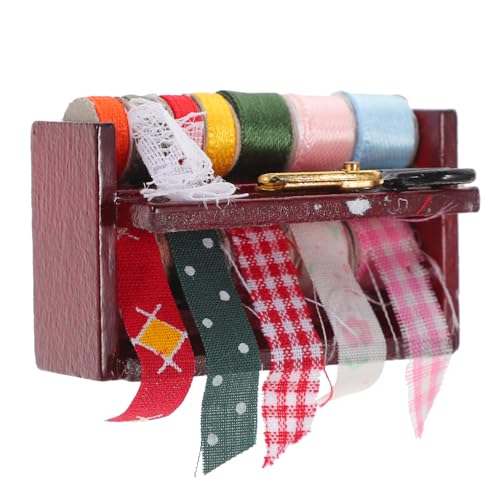 Yardwe Mini Nähset für Puppenhaus Hochwertige Miniatur Nähzubehör für DIY Szenen Teiliges mit Holzbox Schere Geeignet für Miniaturmodelle und Doll Accessories Yardwe Mini Nähset für Puppenhaus Hochwertige Miniatur Nähzubehör für DIY Szenen Teiliges mit Holzbox Schere Geeignet für Miniaturmodelle und Doll Accessories von Yardwe