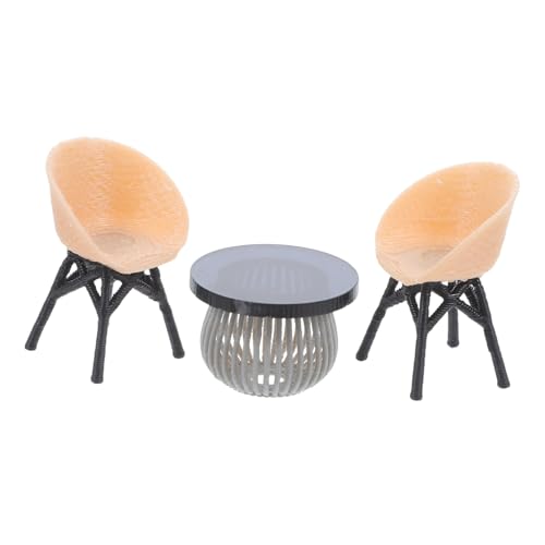 Yardwe Miniaturmöbel Set für Puppenhaus Rattanstuhl und Tisch Elegante Balkonmöbel für Garten und Architekturszenen Kreative Dekoration für Sammler Yardwe Miniaturmöbel Set für Puppenhaus Rattanstuhl und Tisch Elegante Balkonmöbel für Garten und Architekturszenen Kreative Dekoration für Sammler von Yardwe