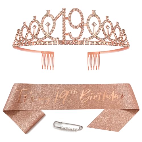 19. Geburtstags Krone und Schärpe für Mädchen Kristall Queen Tiara Princess Crown Roségold 19th Birthday Schärpe 19 Geburtstagskrone Geburtstagsschärpe Girls Geburtstag Dekoration Geburtstagsgeschenk 19. Geburtstags Krone und Schärpe für Mädchen Kristall Queen Tiara Princess Crown Roségold 19th Birthday Schärpe 19 Geburtstagskrone Geburtstagsschärpe Girls Geburtstag Dekoration Geburtstagsgeschenk von Yijunmca