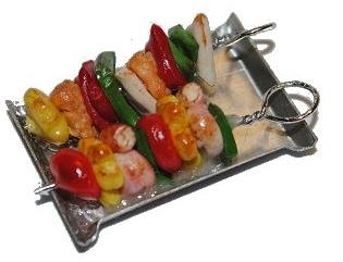 alles-meine.de GmbH Miniatur - Schaschlik auf Platte Fleischspieß/Schaschlikspieß - Puppenstuben Küche - Maßstab 1:12 - Gemüse - Diorama/Spieß - Fleisch Braten - Grill/Mini.. von alles-meine.de GmbH