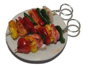 alles-meine.de GmbH Schaschlik mit Teller - Miniatur - Fleischspieß/Schaschlikspieß Spieß Fleisch Braten Gemüse - Puppenstuben Küche - Maßstab 1:12 von alles-meine.de GmbH