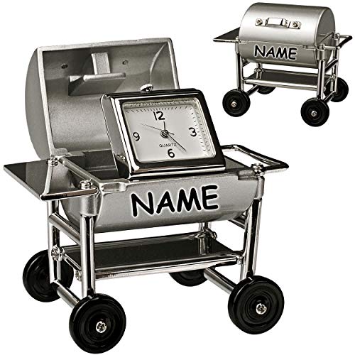 alles-meine.de GmbH kleine - Tischuhr/Miniatur - Uhr - BBQ Grill - Barbecue Grillwagen - inkl. Name - aus Metall - 7,5 cm - batteriebetrieben - Analog - Batterie - Silber grau .. alles-meine.de GmbH kleine - Tischuhr/Miniatur - Uhr - BBQ Grill - Barbecue Grillwagen - inkl. Name - aus Metall - 7,5 cm - batteriebetrieben - Analog - Batterie - Silber grau .. von alles-meine.de GmbH