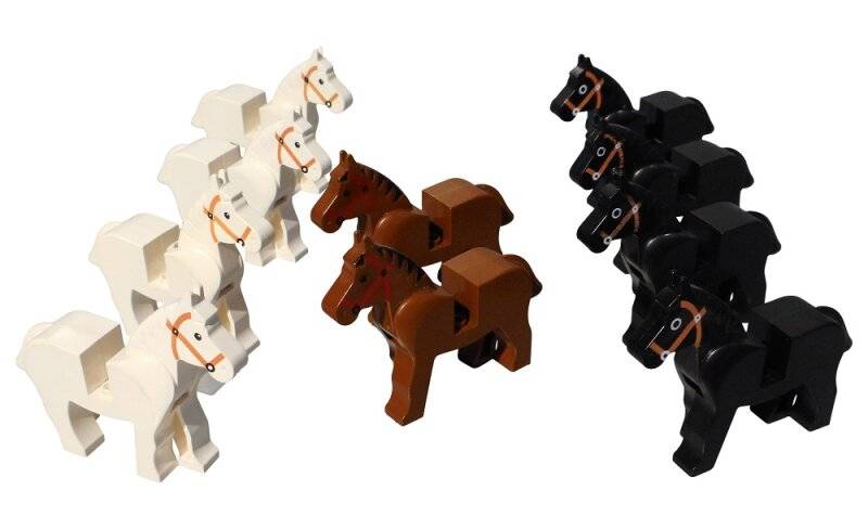 10 Pferde in weiß, schwarz, braun