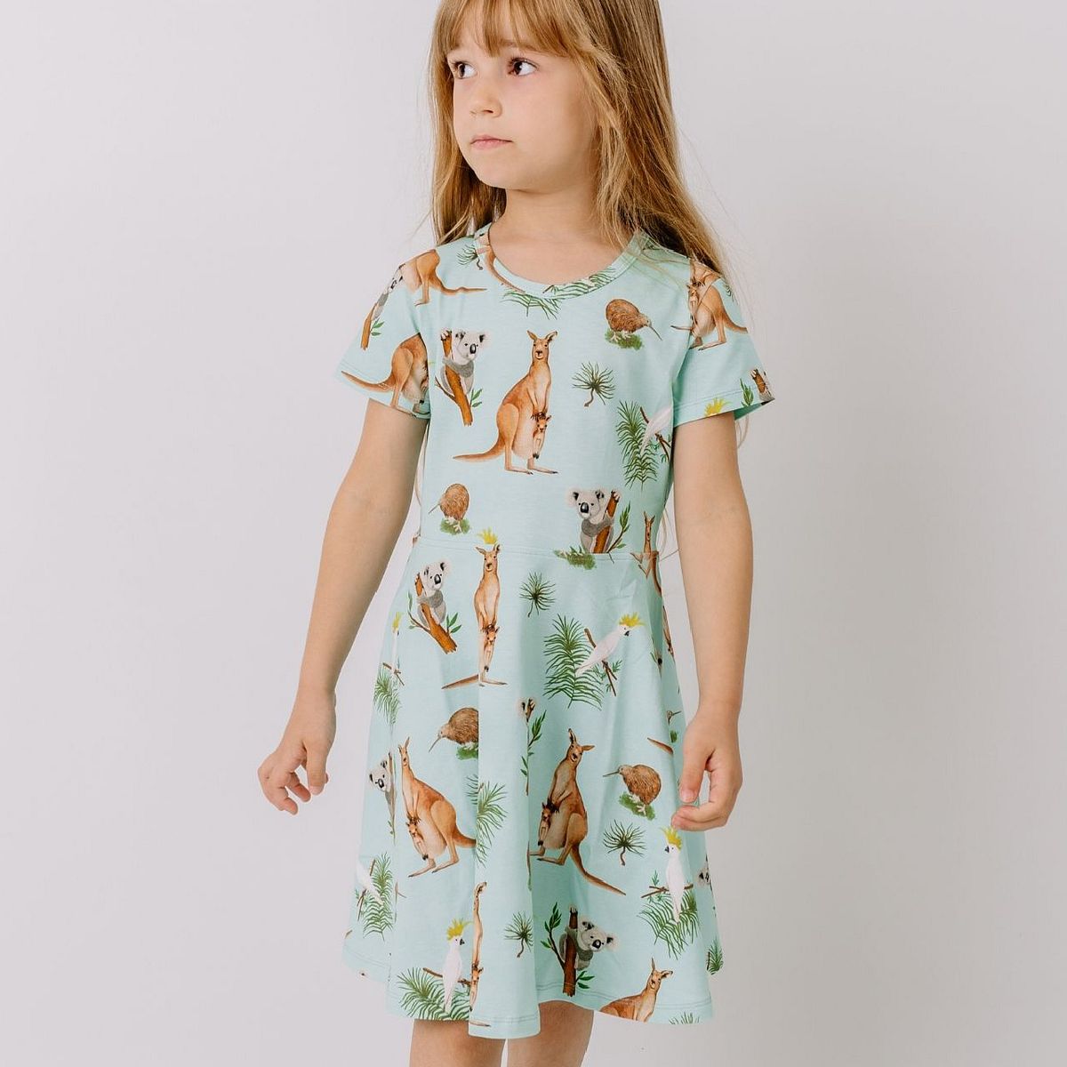 Ausgestelltes Kurzarmkleid australische Tiere hellblau 116