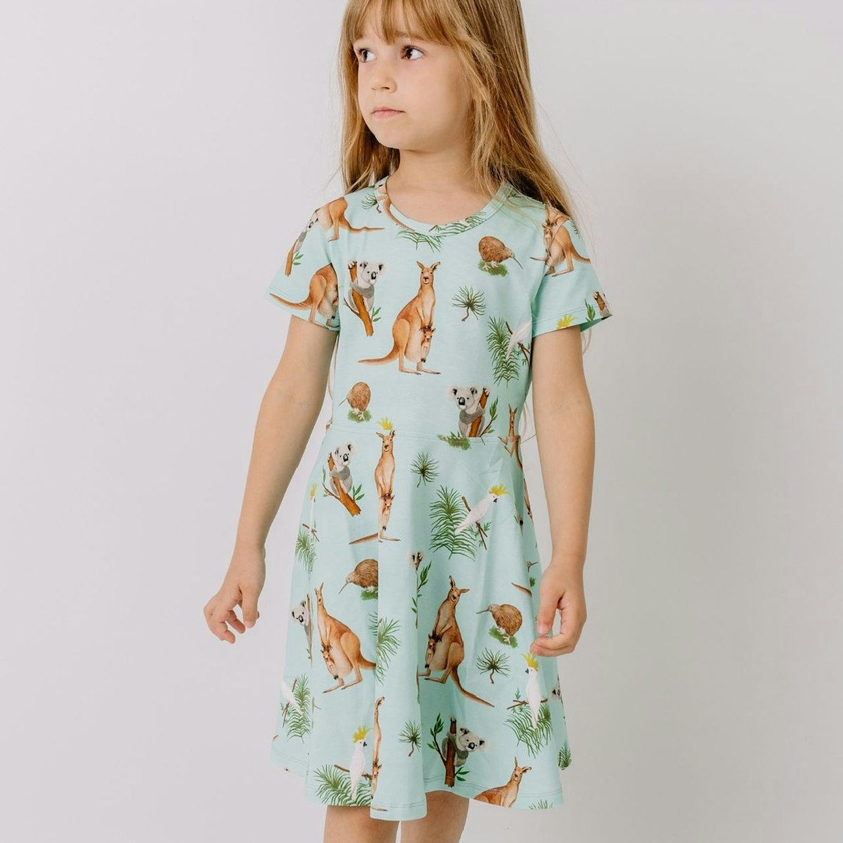 Ausgestelltes Kurzarmkleid australische Tiere hellblau 134