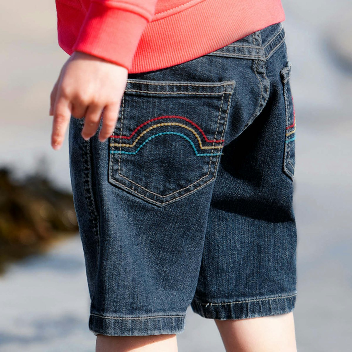 Bequeme Jeansshorts mit bunten Bündchen 122