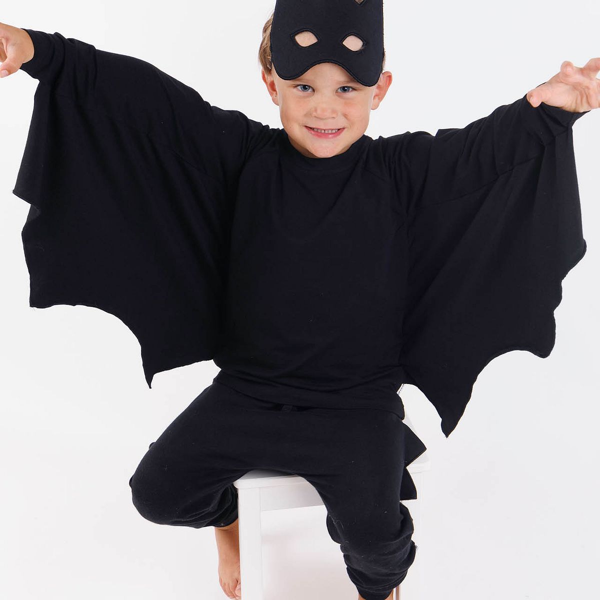 Cooles Sweatshirt mit Flügeln an den Ärmeln in Schwarz 110/116