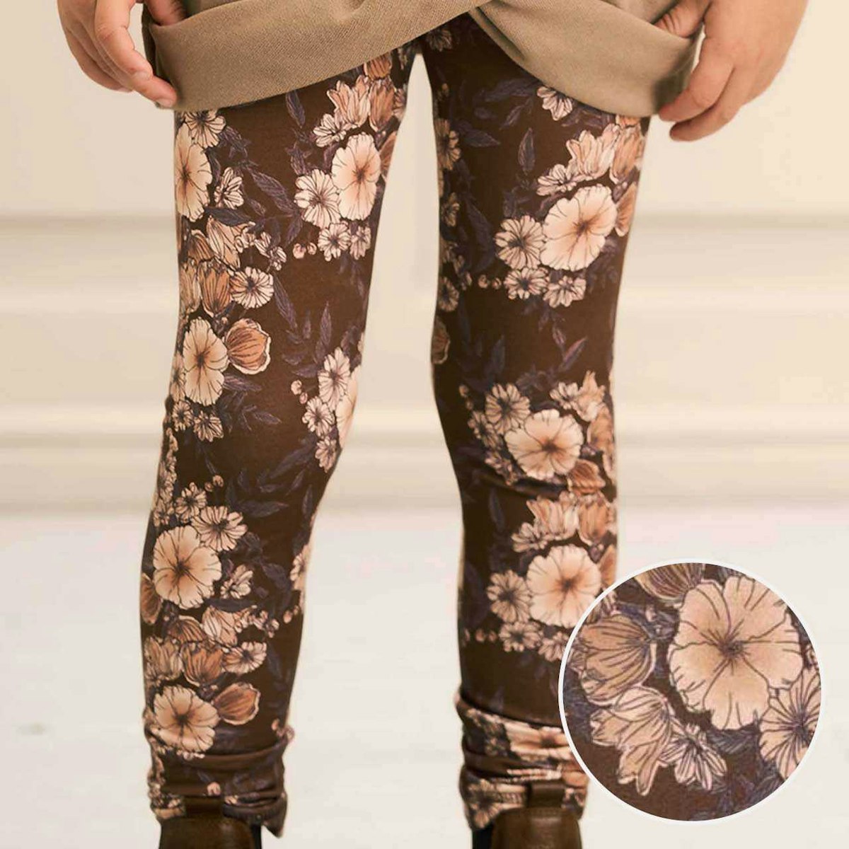 Edle Leggings Blumen kaffeebraun 74