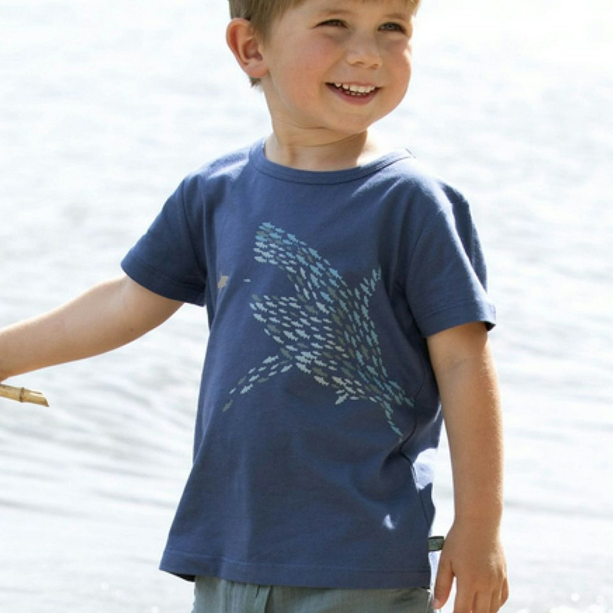 Edles T-Shirt Hai-Druck blau 104