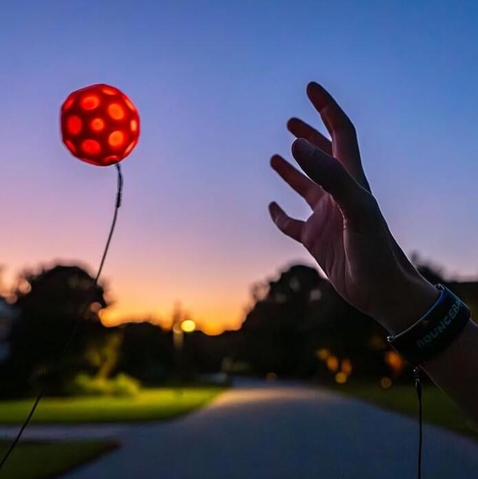 Elliot - Waboba Ball / LED / mit Schnur / blau oder rot