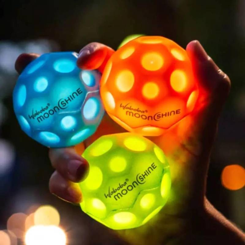 Elliot - Waboba MOON Ball Moonshine Color mit LED Leuchtfunktion - 1 Stück - leuchtend in 3 Farben verfügbar Elliot - Waboba MOON Ball Moonshine Color mit LED Leuchtfunktion - 1 Stück - leuchtend in 3 Farben verfügbar