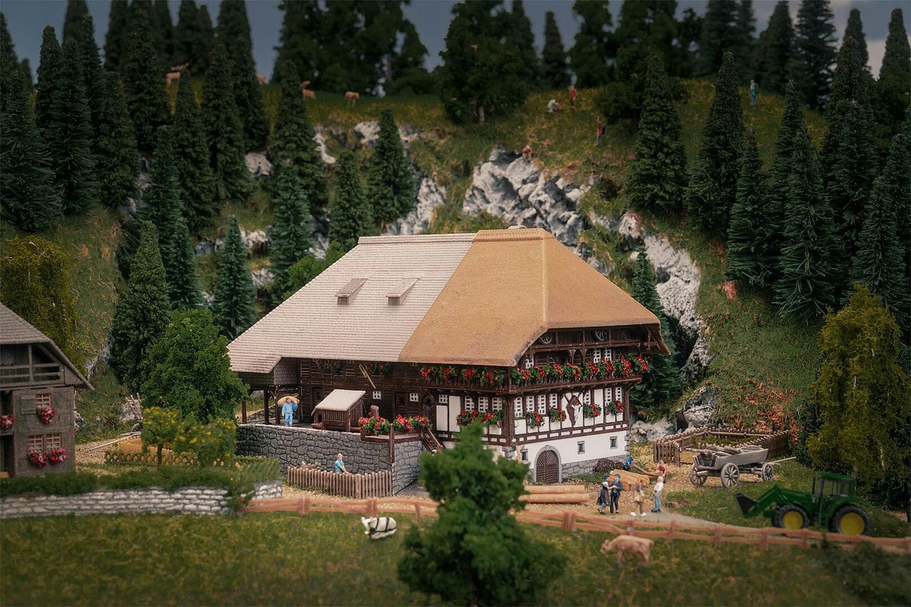 Faller Schwarzwaldhof mit 2 Figuren Jubiläumsmodell N 1:160 Modelleisenbahn