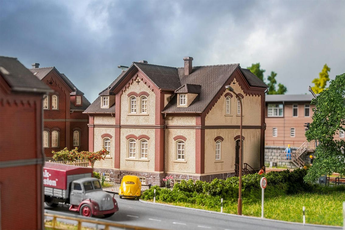 Faller Siedlungshaus Bergmannsplatz 1 H0 1:87 130752 Modelleisenbahn Faller Siedlungshaus Bergmannsplatz 1 H0 1:87 130752 Modelleisenbahn