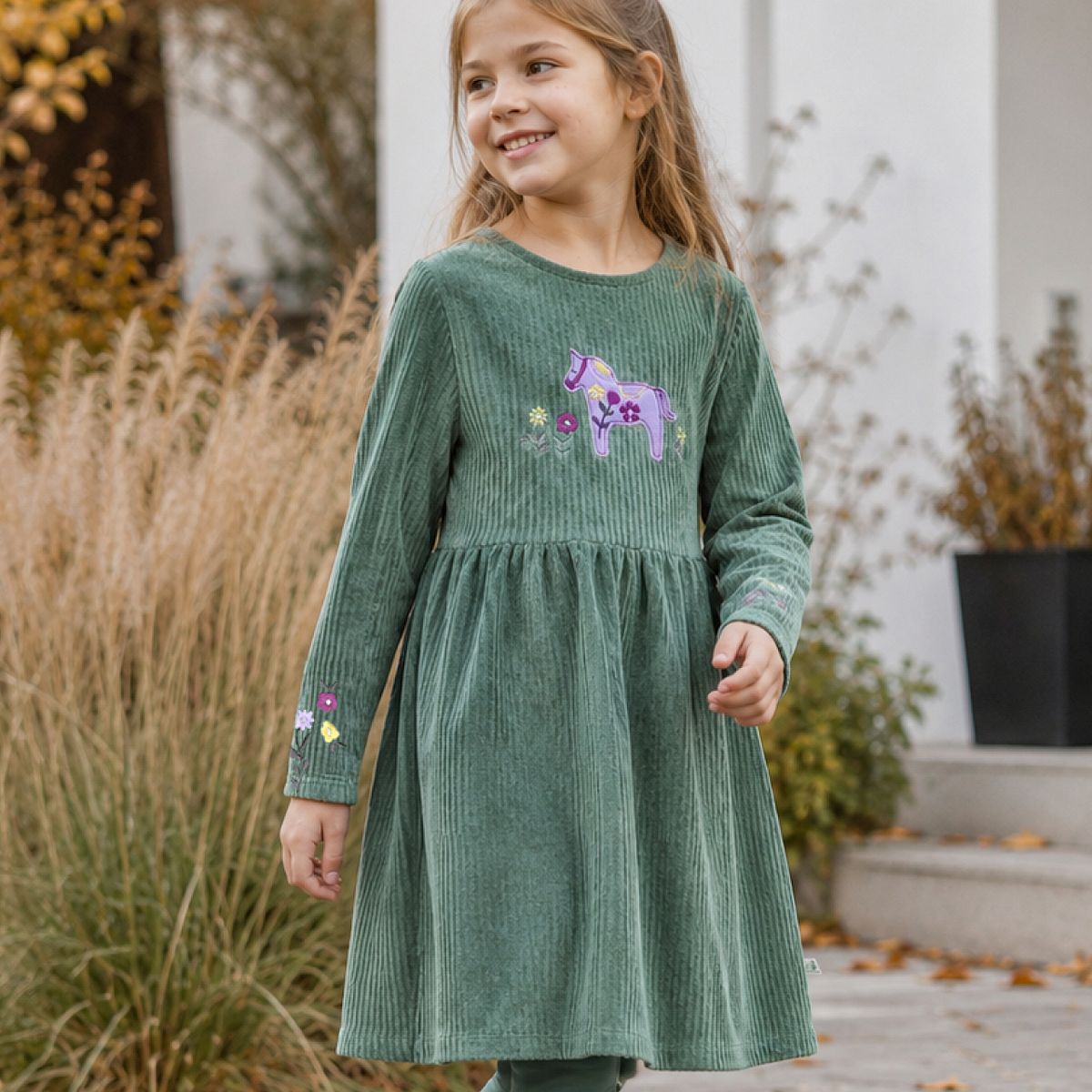 Geripptes Velour Kleid grün 146/152