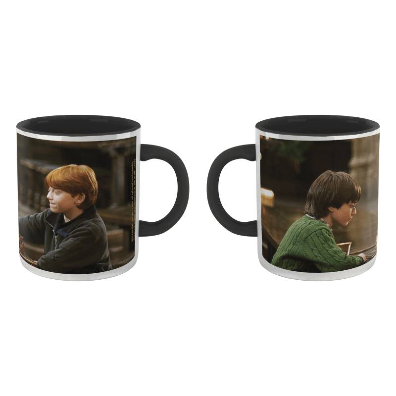 Harry Potter Harry And Ron - Playing Chess Mug - Black von Decorsome