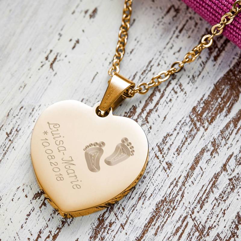 Herzanhänger Gold graviert mit Kette - Babyfüße von Monsterzeug