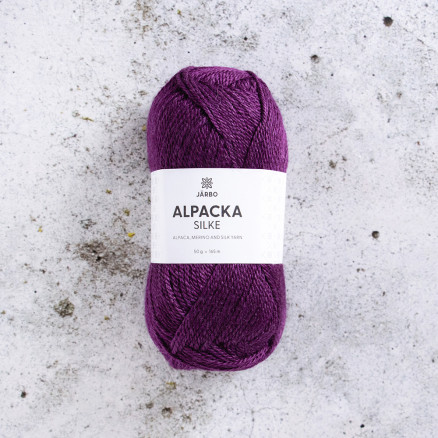 Järbo Alpaka-Seidengarn 524 Plum Noir von Svarta Fåret