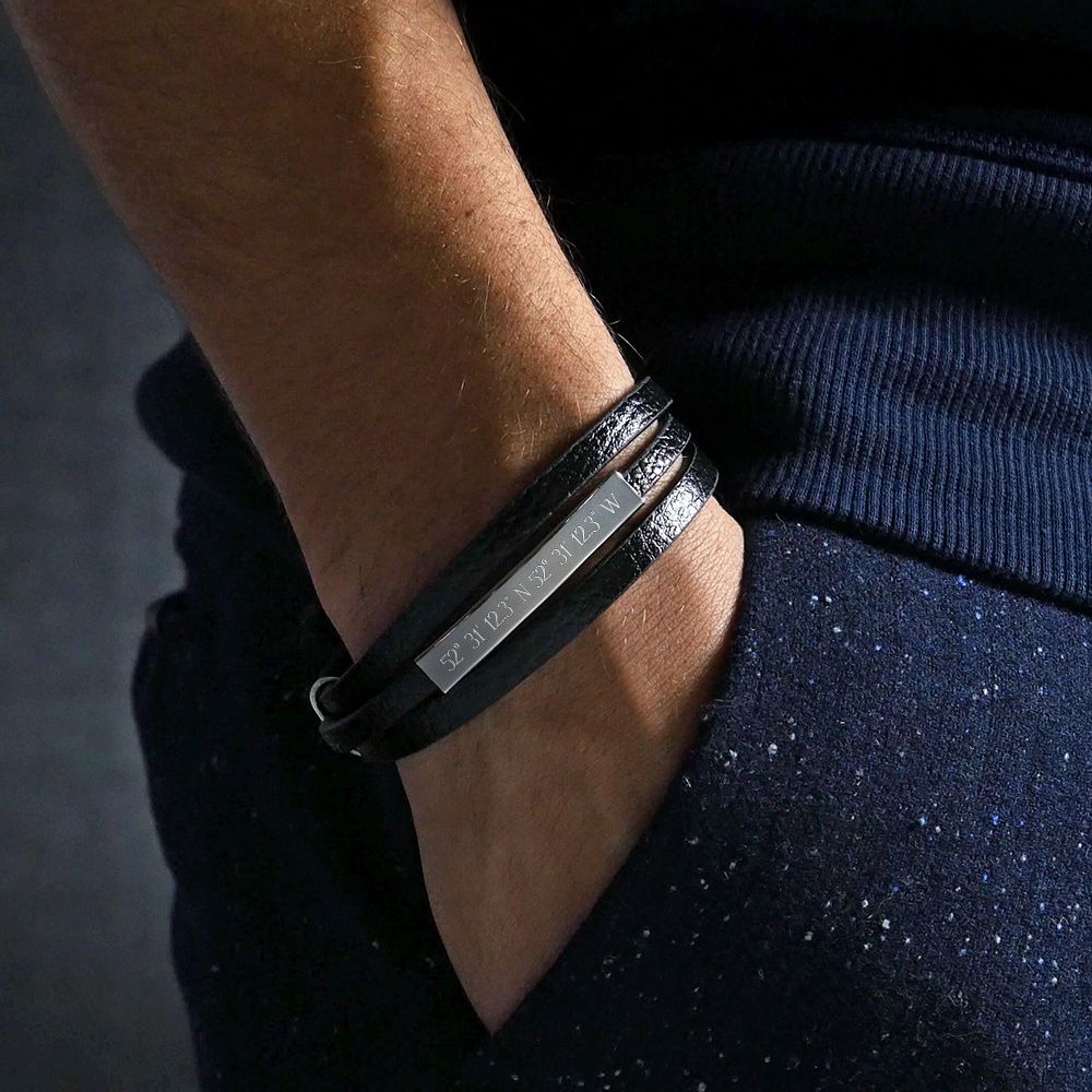 Gewickeltes Lederarmband schwarz - Geokoordinaten Gewickeltes Lederarmband schwarz - Geokoordinaten von Monsterzeug